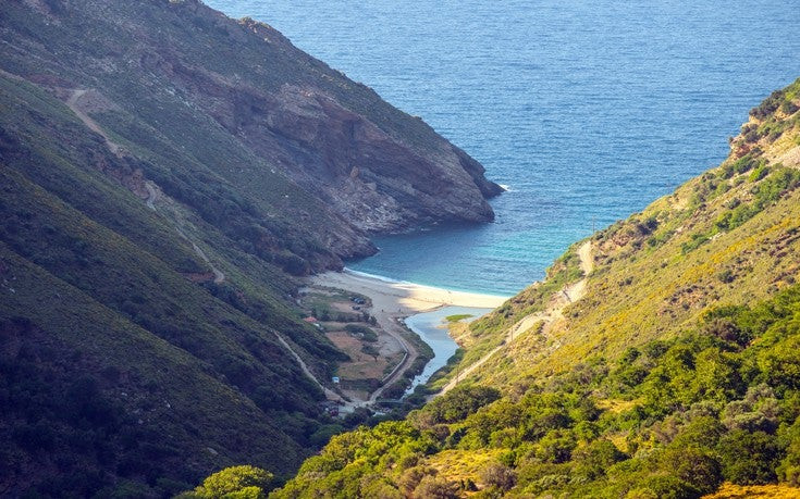 Έξι «άγνωστες» και πανέμορφες παραλίες της Εύβοιας (εικόνες)